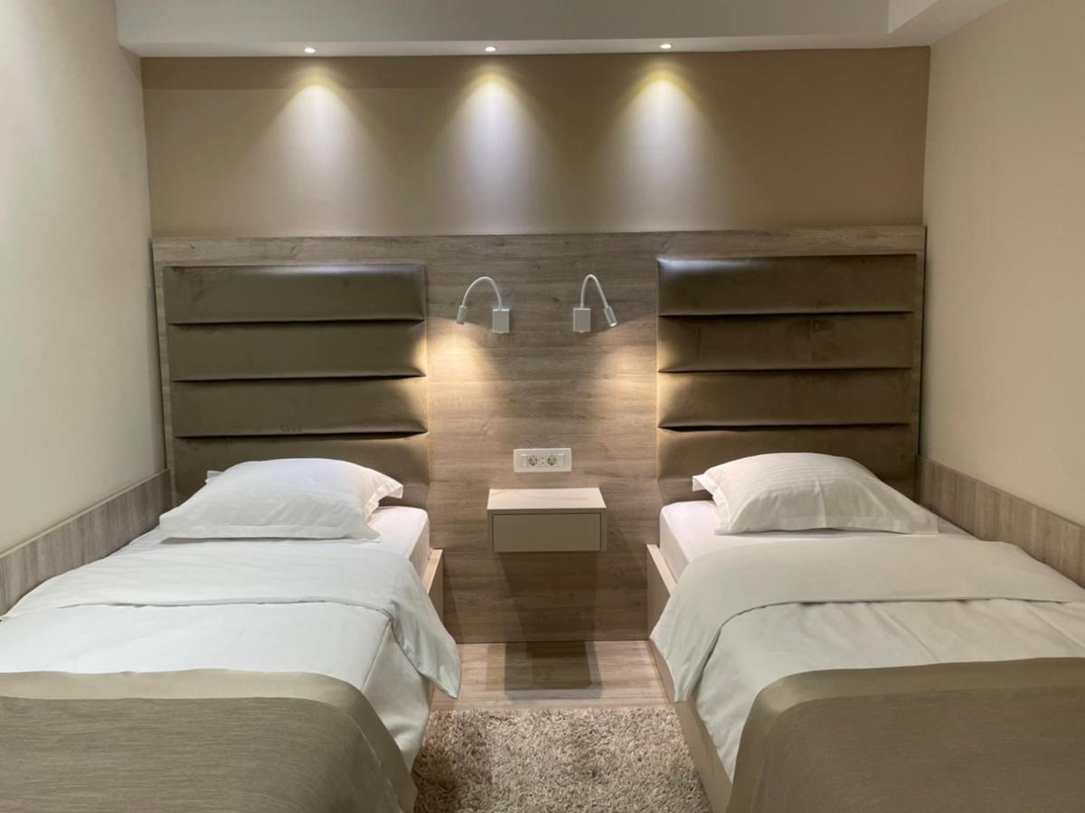 Hotel Holiday Podgorica Bagian luar foto