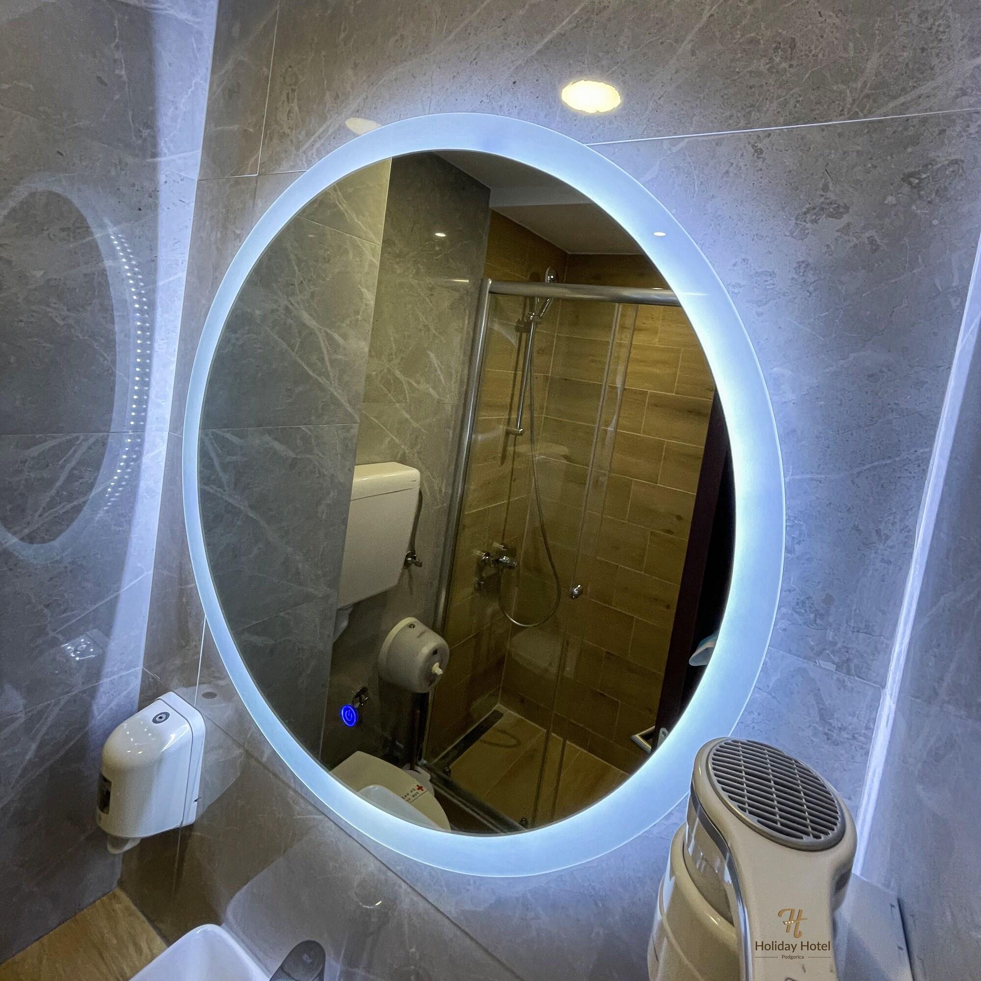 Hotel Holiday Podgorica Bagian luar foto
