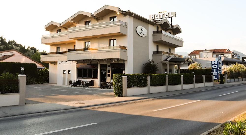 Hotel Holiday Podgorica Bagian luar foto