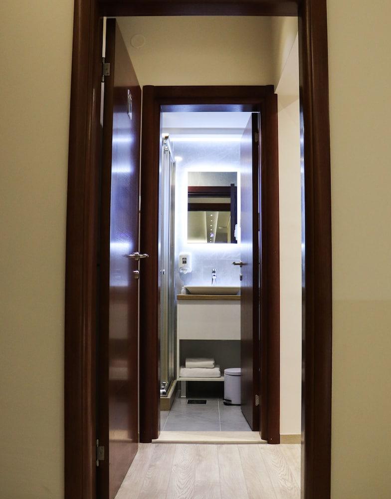 Hotel Holiday Podgorica Bagian luar foto