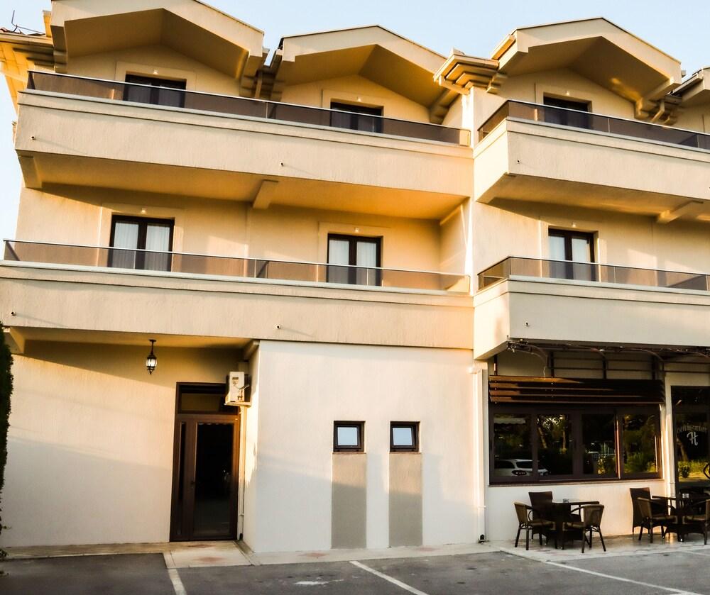 Hotel Holiday Podgorica Bagian luar foto