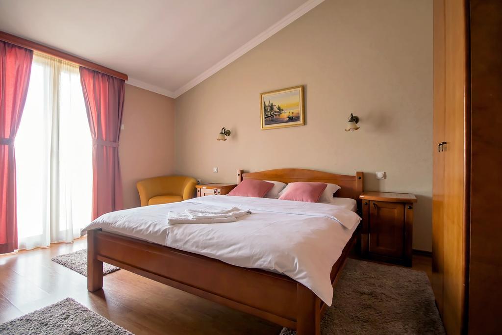 Hotel Holiday Podgorica Bagian luar foto