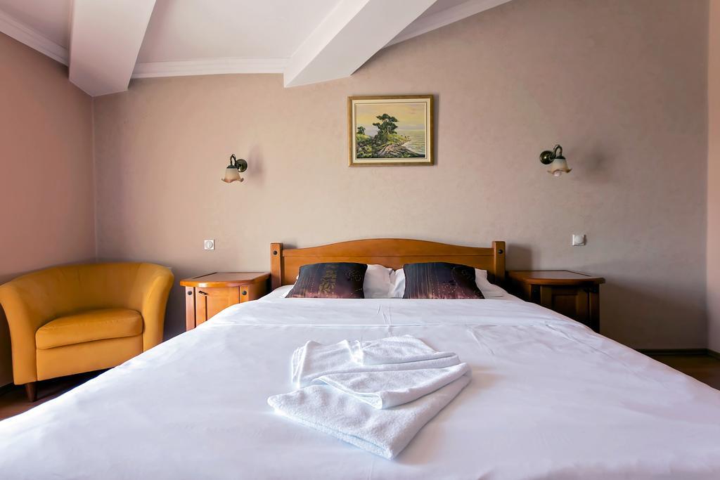 Hotel Holiday Podgorica Bagian luar foto