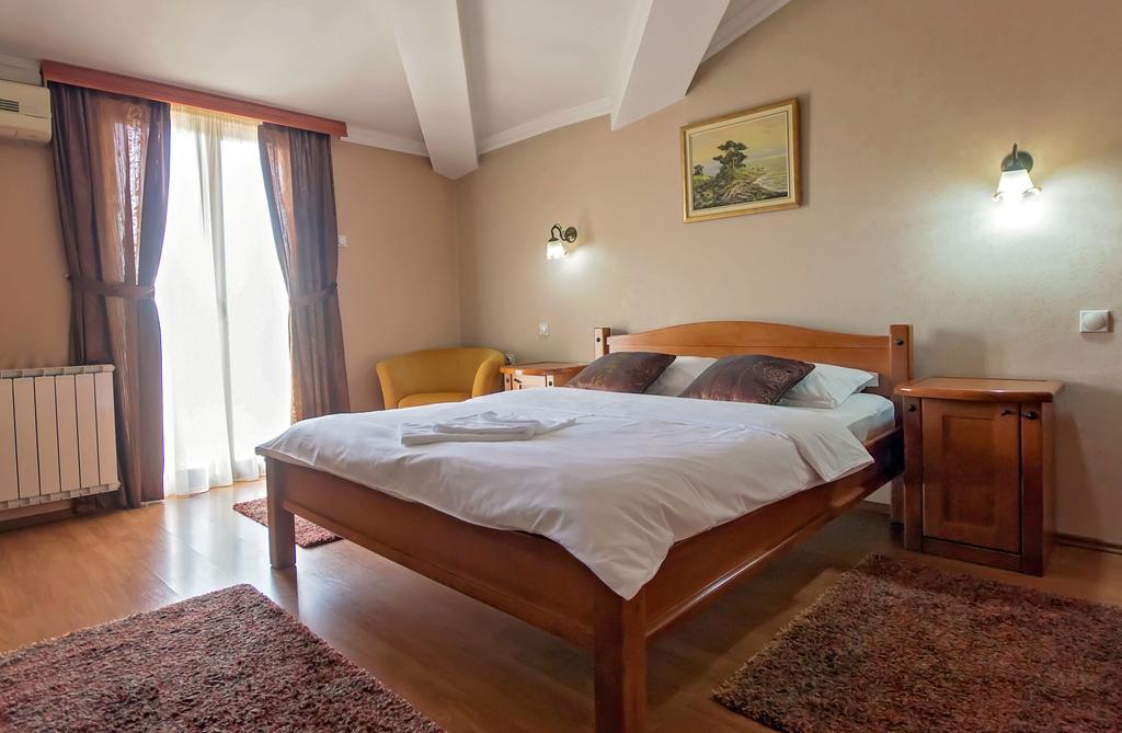 Hotel Holiday Podgorica Bagian luar foto