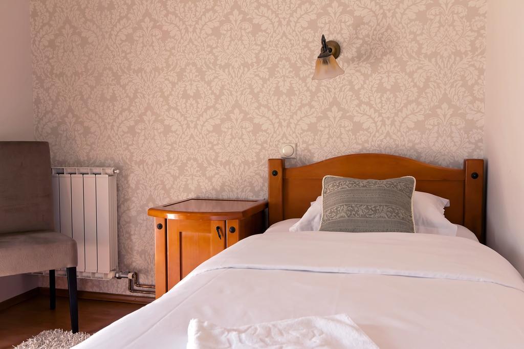 Hotel Holiday Podgorica Bagian luar foto