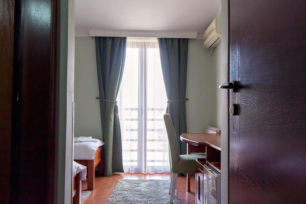 Hotel Holiday Podgorica Bagian luar foto