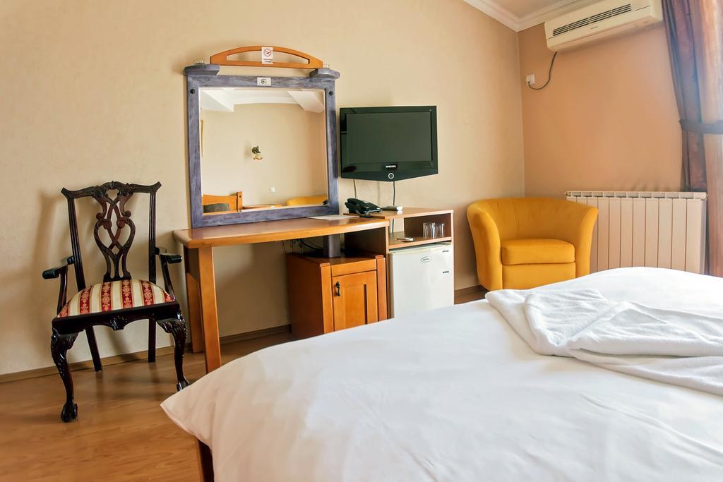 Hotel Holiday Podgorica Bagian luar foto