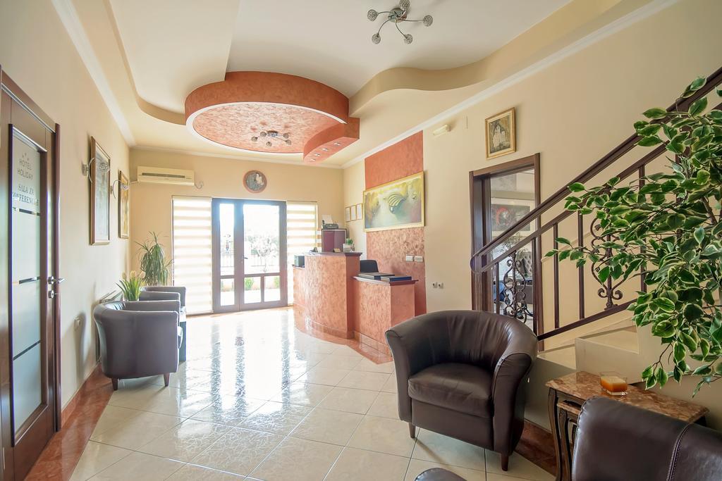 Hotel Holiday Podgorica Bagian luar foto