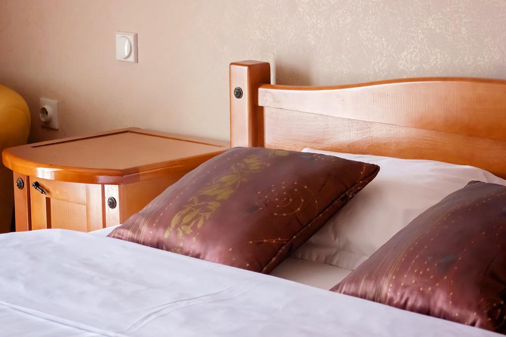 Hotel Holiday Podgorica Bagian luar foto