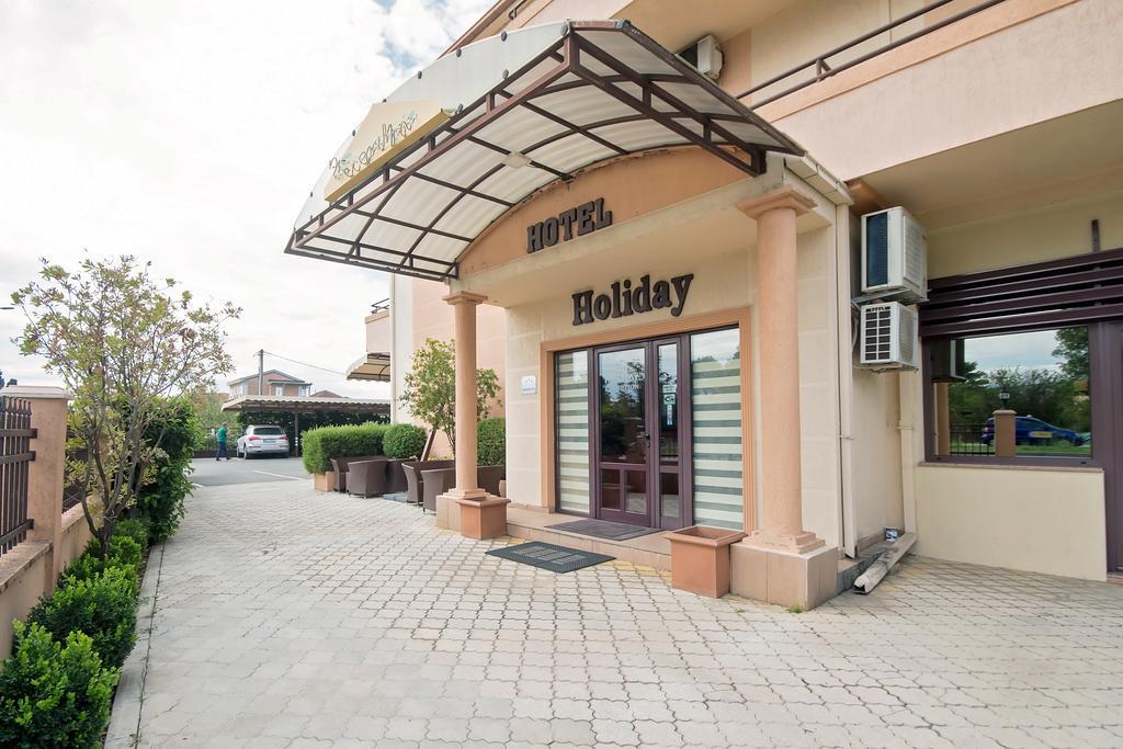Hotel Holiday Podgorica Bagian luar foto
