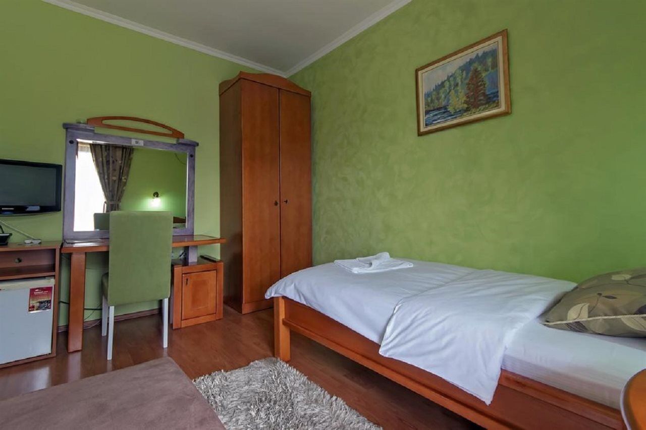 Hotel Holiday Podgorica Bagian luar foto